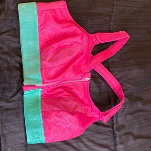 She fit adjustable sports bra